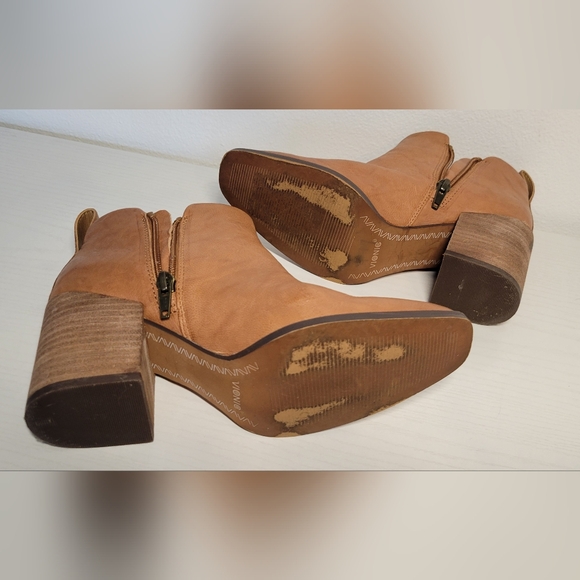 Vionic Lyssa Ankle Boot - Picture 10 of 11